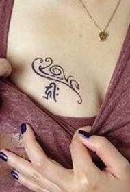 rintatatuointikuvio: rinnassa oleva totemiviinin tatuointikuvio