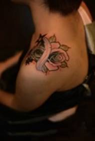 Убавина Тетоважа со розова рамена