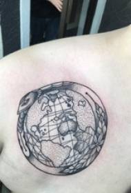 地球纹身图案 女生肩部黑色的地球纹身图片
