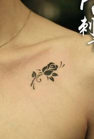 girl chest small small rose rose ຮູບແບບການແຕ້ມຮູບ tattoo