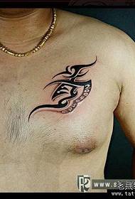 patrón de tatuaxe tótem de personalidade masculina no peito
