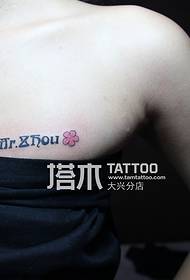 女の子の胸文字のタトゥーパターン