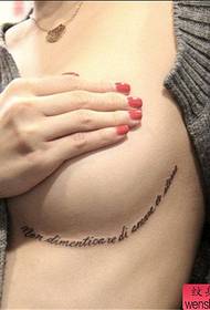devojka grudi engleski uzorak tetovaža