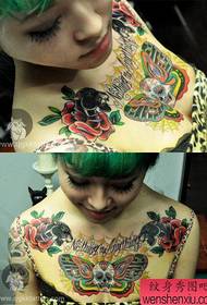 güzellik göğüs popüler pop kafatası kelebek dövme deseni