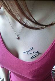sexet kvindeligt bryst klassisk mode engelsk alfabet tatovering billede