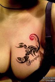 vilinošs skaistuma krūtīs totem skorpiona tetovējums modelis
