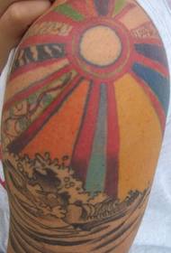 ombro colorido sol e onda tatuagem padrão