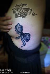 patró de tatuatge de proa femella en forma de llaç de pit