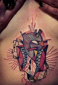 en personlighet under brystet av et alternativt tatoveringsmønster i hjertet