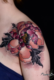 женско рамо природна боја голема цвет шема на тетоважи
