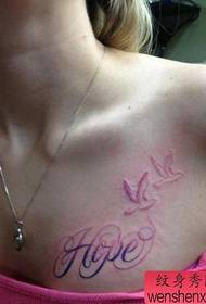 piger brystet smukt populære farverige breve med fugl tatovering design