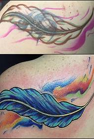 rameno malované peří pokryté tetování vzor