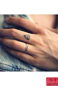 Spettacolo di tatuaggi, consiglia un modello di tatuaggio con diamante a dito