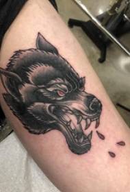 Ditempelkeun sirah serigala getih tattoo panangan lalaki jurus hideung dina titisan sirah serigala getih