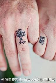 Узор тетоваже сове на прсту