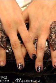Tatuaje de braguero en el dedo