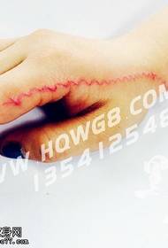 Zvlnění linie tetování vzor na prstu