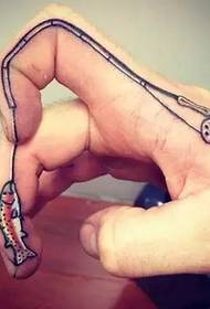 Osobisty twórczy tatuaż na palec