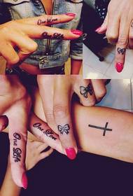 Majhno sveže dekle ljubi tatoo s prstom