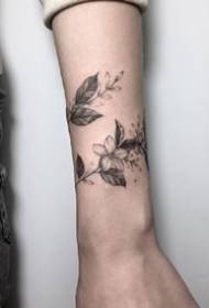 Motif de tatouage de fleur de vigne enroulé autour du poignet du petit bras