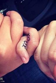 Pirkstu mazo burtu tetovējuma raksts