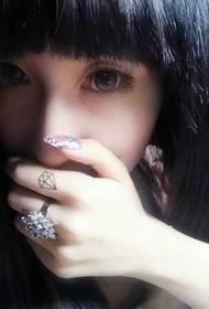 Krása prsta čerstvé diamantové tetovanie