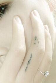 Utenlandsk ren liten jente finger vakker karakter tatoveringsbilde