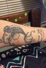 문신 오징어, 소년의 팔, 검은 색과 회색 오징어 문신 사진
