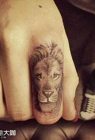 Finger løve tatoveringsmønster