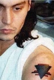 Američka tetovaža zvijezda Johnny Depp na tamno sivoj geometrijskoj slici tetovaže