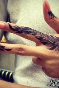 Finger peří tetování vzor