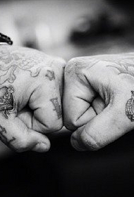 Patrón clásico de tatuaje de mano de estilo europeo y americano