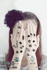 Peří list tetování vzor na prst