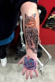 Tatuaje de búho chico con los brazos en búho y la imagen del tatuaje de rosa