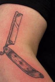 Materiál tetování na paži, mužská ruka, obrázek tetování na skládací nůž