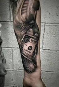 Menns armer svart og grått tatoveringer - en gruppe på 9 menns flinke tatoveringsmønstre med armer svart og grått setter pris på