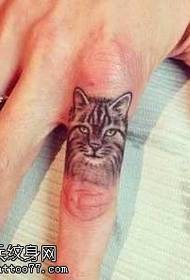 Finger lytse tatoeëerfatuer fan katten