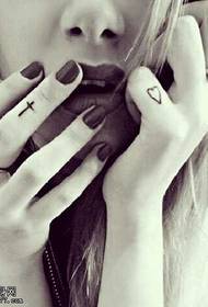 Pekne vyzerajúca láska krížové tetovanie na prst