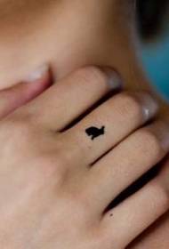 Djevojka prst sladak uzorak crne zečje tetovaže