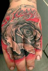 isang personalized na rosas na larawan ng tattoo sa likod ng kamay