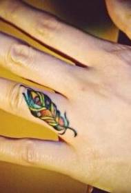 Modèle de tatouage en plumes de couleur au doigt fourni par le pavillon de tatouage