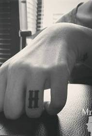 H-tatueringsmönster på fingret