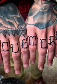 Padrão de tatuagem de letra de esquilo de dedo