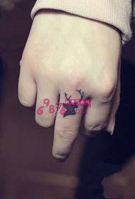 Söt hjort finger tatuering bild