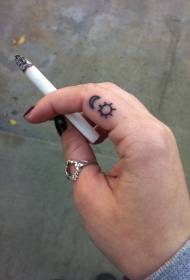 Палец черная линия татуировки солнце и луна