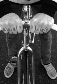 Motif de tatouage noir lettre spéciale doigt