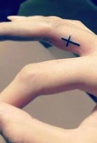 Ganska liten finger kors tatuering