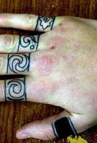 손가락 검은 넓은 링 토템 문신 패턴
