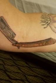Материјал за тетоважа на рака, рака на момче, обоен нож за виткање, слика за тетоважа