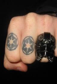 Wzór tatuażu palec czarny pierścień totem